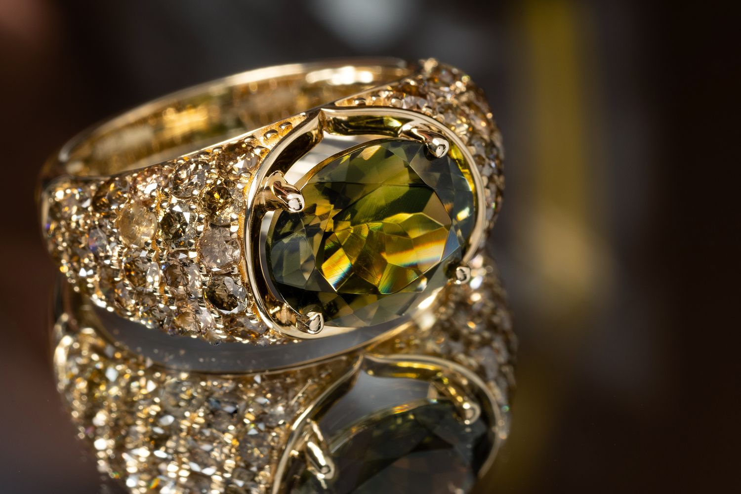 Ein goldfarbener Ring besetzt mit einem gelben Turmalin