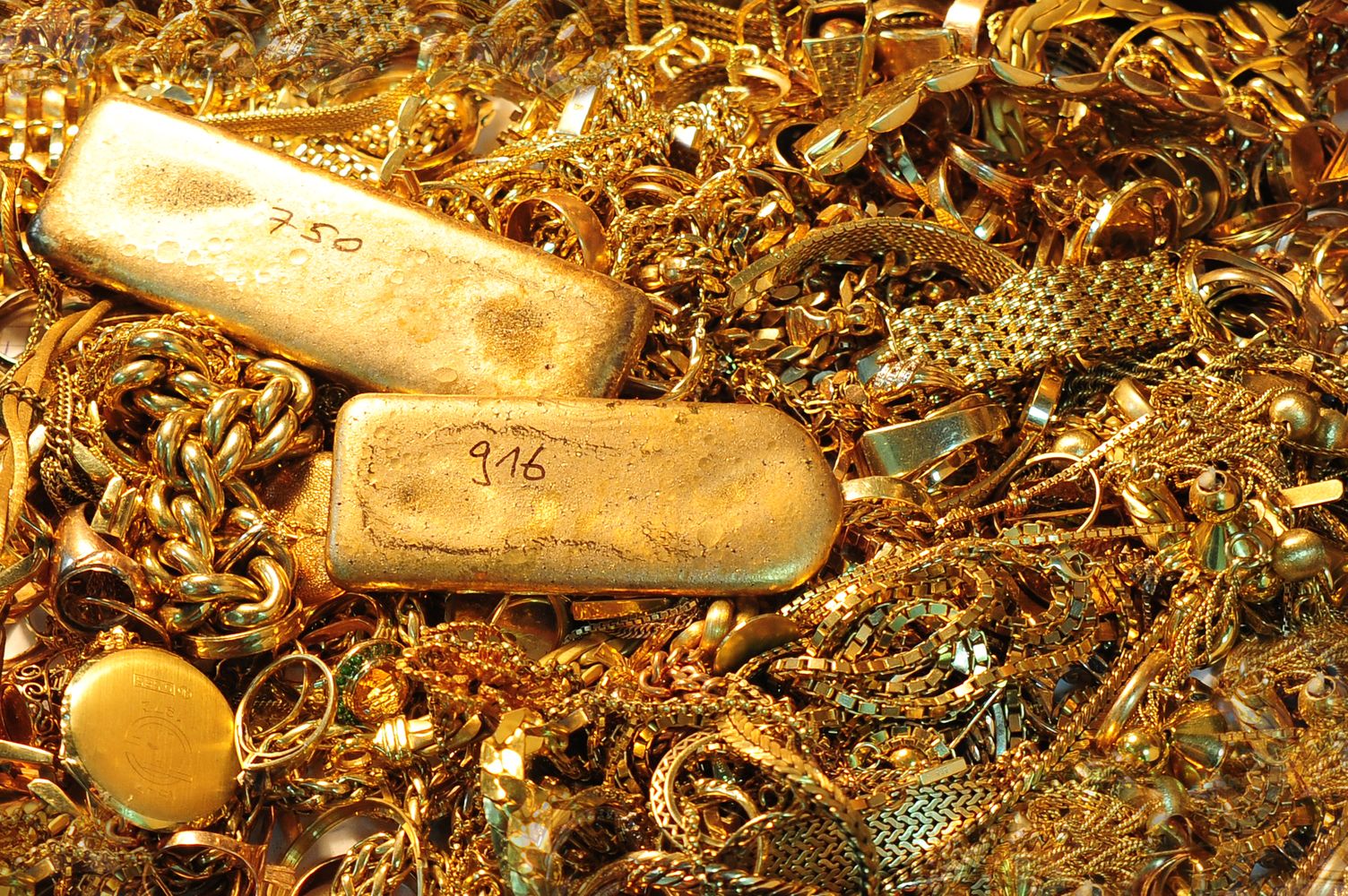 Aufnahme von verschiedenem Goldschmuck und Goldbarren