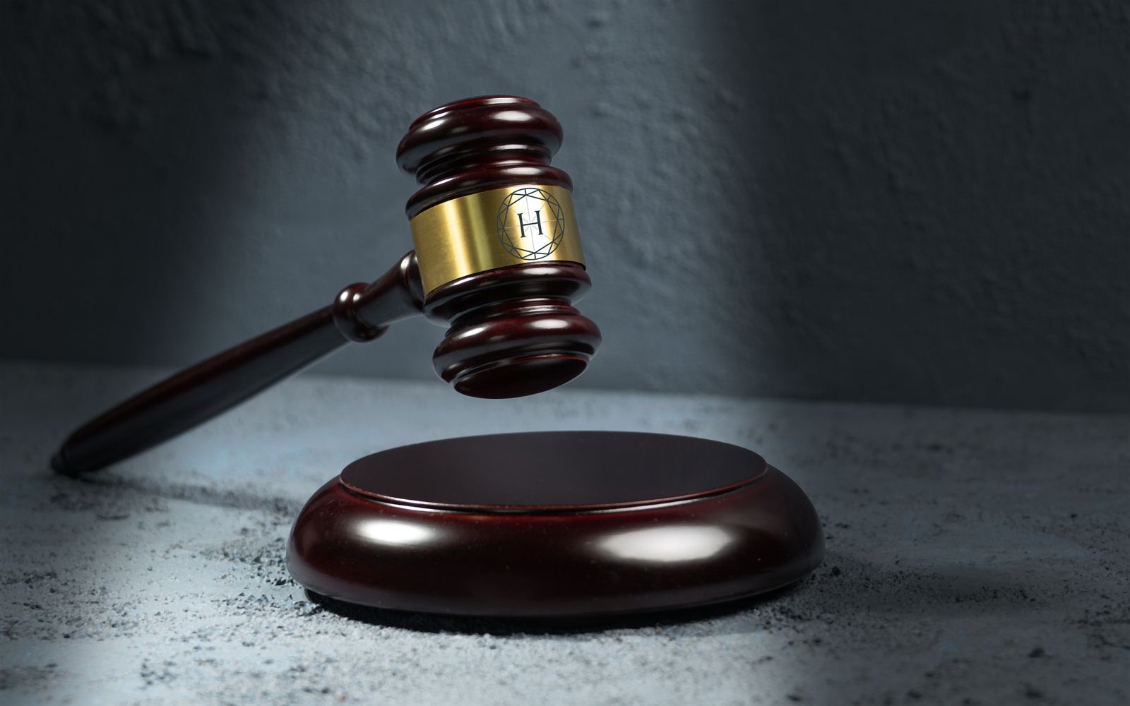 Symbolfoto eines Versteigerungshammers in einer dramatischen Belichtung