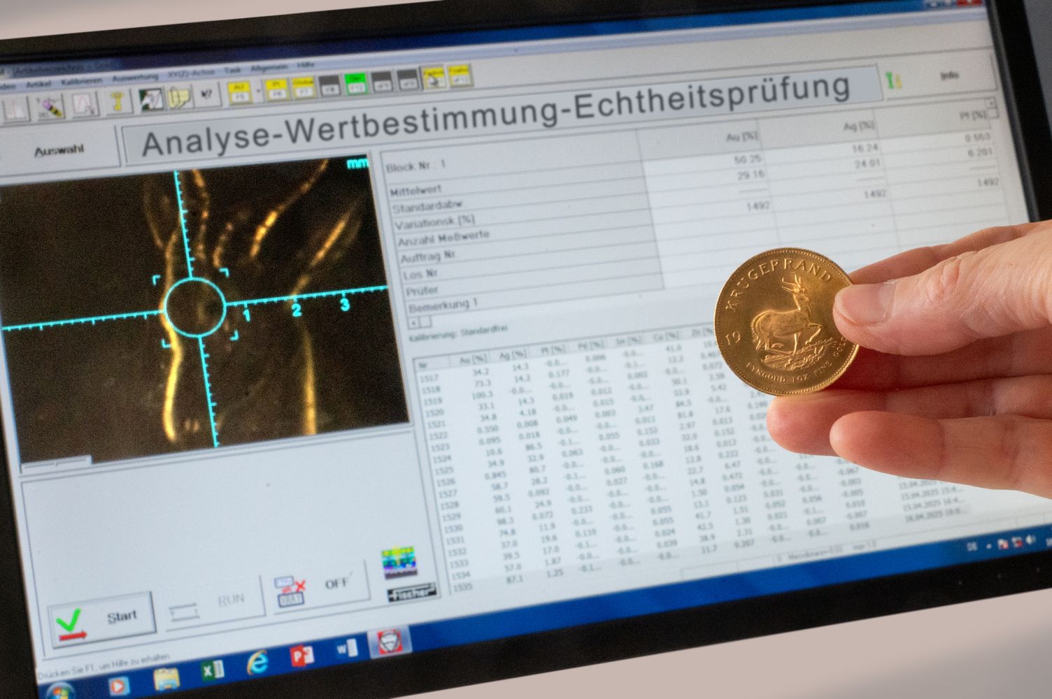 Eine goldene Münze im Vordergrund. Ein Gerät zur Wertbestimmung im Hintergrund